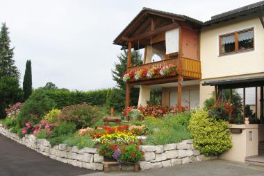 Frühholz, Hirschhaldeweg 10 Vorgarten und Balkon 30 Punkte